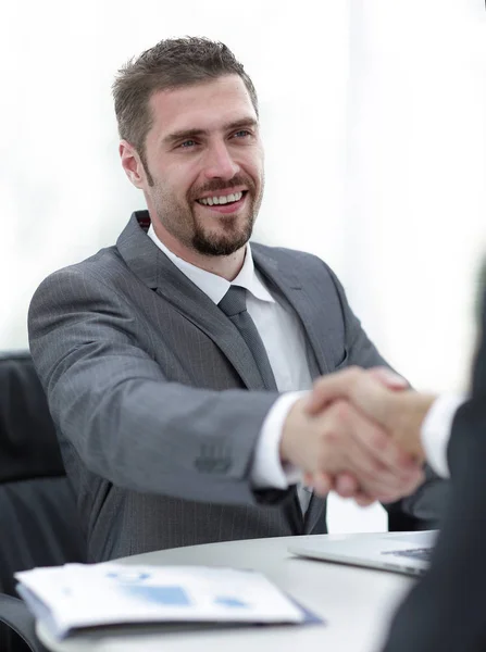 Close up .handshake de parceiros de negócios acima da mesa — Fotografia de Stock
