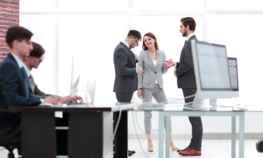 Genç iş ekibi çalışma başlangıç modern office.