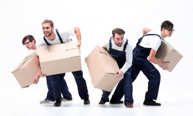 Nakliyeciler işlerini yapmak için acele ederler..