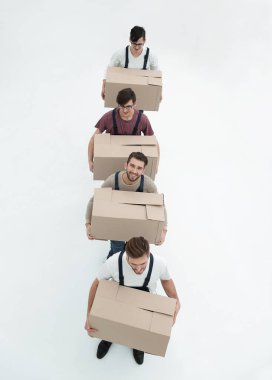 Kutuları üst üste beyaz izole, ayakta tutan genç Nakliyeciler 