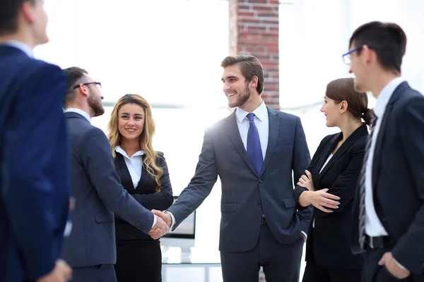 Geschäftlicher Handschlag von Geschäftsleuten im Büro — Stockfoto