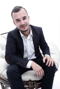 genç işadamı rahat bir sandalyede oturuyor