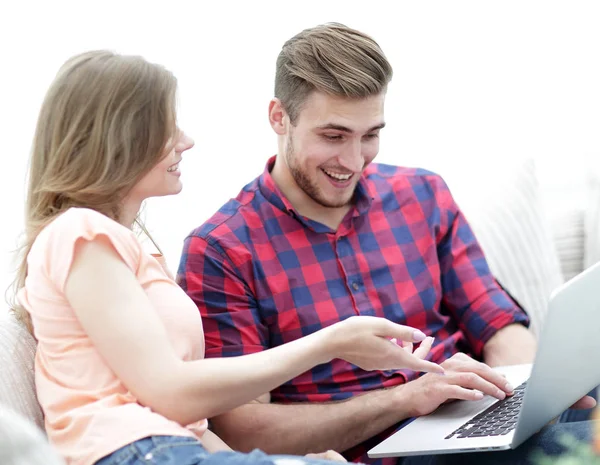 Jonge vrouw toont haar vriendjes foto op de laptop. — Stockfoto