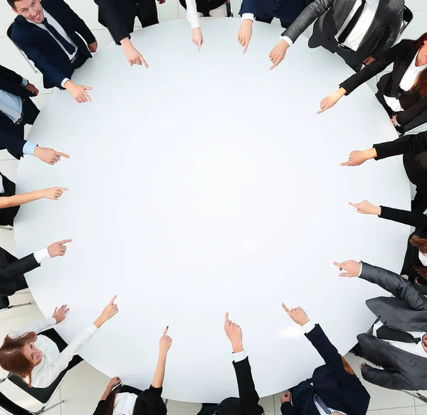 Närbild .business team pekar i mitten av bordet. — Stockfoto