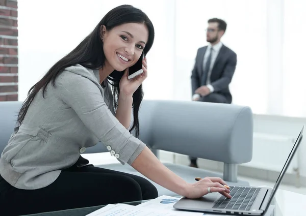 Mujer asistente en el lugar de trabajo en la oficina —  Fotos de Stock