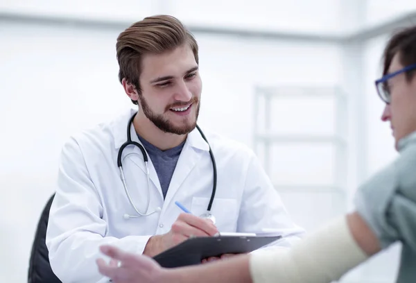 Médico Escrevendo Uma Receita Para Seu Paciente Sentado Consultório Médico — Fotografia de Stock