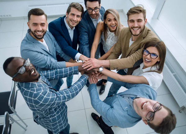 Equipo de negocios close up.young doblado sus manos juntas —  Fotos de Stock