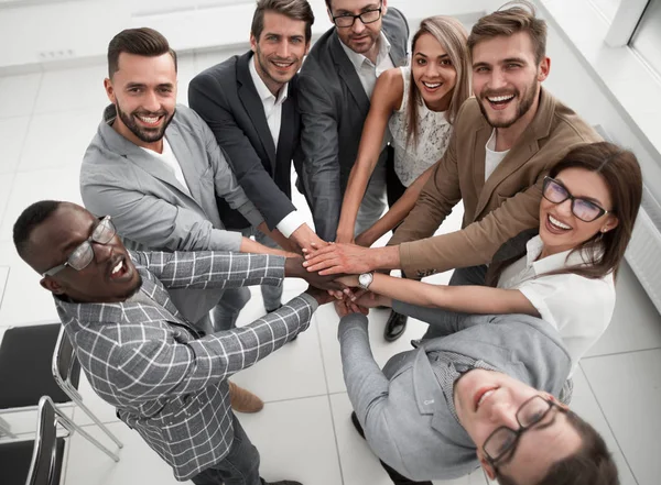 Close-up. Mensen uit het bedrijfsleven hand in hand in een cirkel — Stockfoto