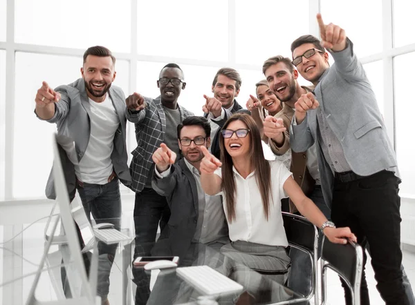 Sana işaret eden muzaffer iş takım