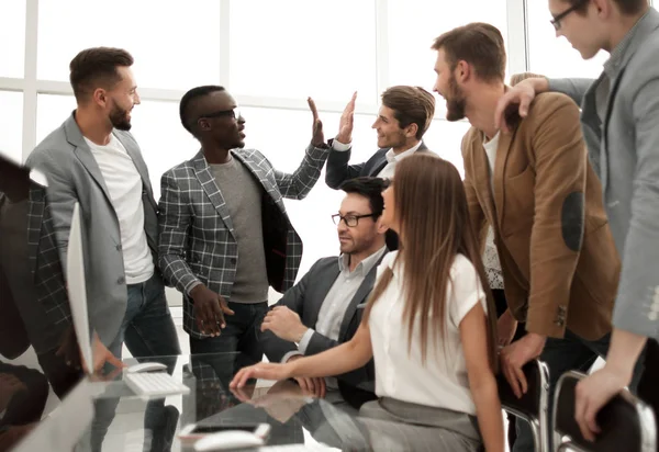 Employés heureux se félicitant mutuellement pour le succès — Photo