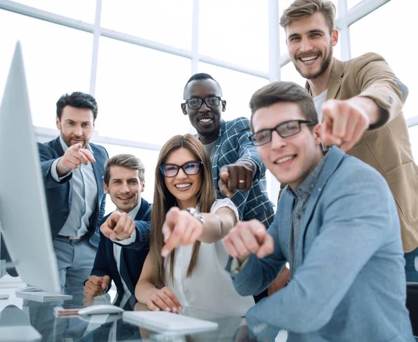 Glada affärsteam pekar på dig. — Stockfoto