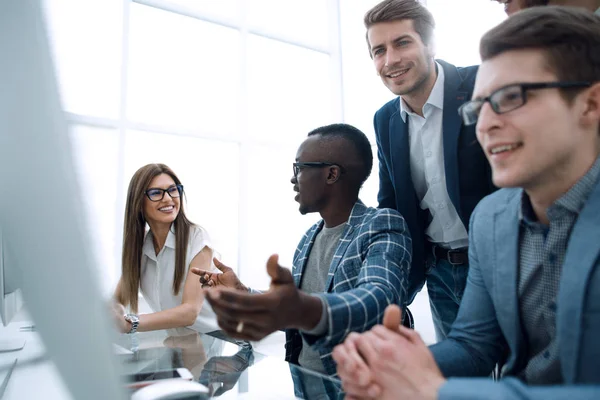 Werknemers die nieuwe ideeën bespreken aan de balie — Stockfoto