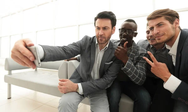 Business-team tar selfies i lobbyn på Businesscenter — Stockfoto