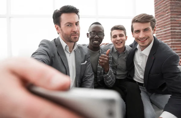 Igazgató és csapata üzleti fog selfies — Stock Fotó