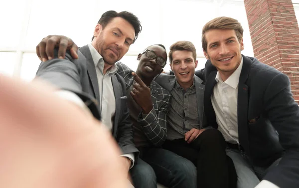 Business-team tar selfies på kontoret — Stockfoto