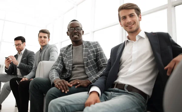 Groep van jonge zakelijke mensen wachten op een interview in de office-lobby. — Stockfoto