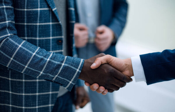close up.handshake предпринимателей на фоне офиса
.