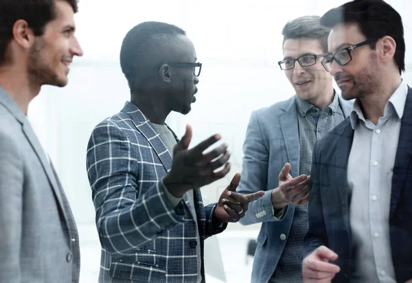 Equipo de negocios discutiendo nuevo proyecto de negocio . — Foto de Stock