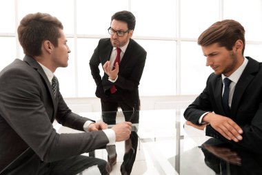 çalışanlarla çalışma toplantısında konuşan işadamı