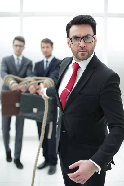 Nära up.businessman drar hans kollegor — Stockfoto