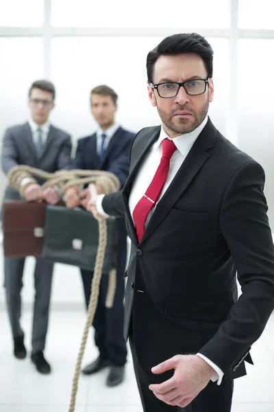 Close up.businessman arrasta seus colegas — Fotografia de Stock