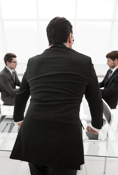 Bakre view.businessman stående i konferensrummet — Stockfoto