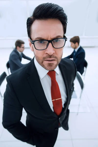 Close up.serious homme d'affaires debout dans la salle de conférence — Photo