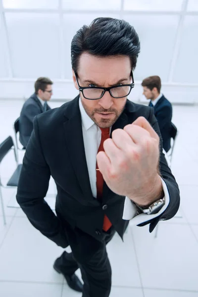 Primer plano. Hombre de negocios enojado mostrando puño —  Fotos de Stock