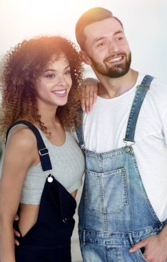 güzel genç çift ayakta yeni bir daire içinde. Fotoğraf alan bir kopyası vardır