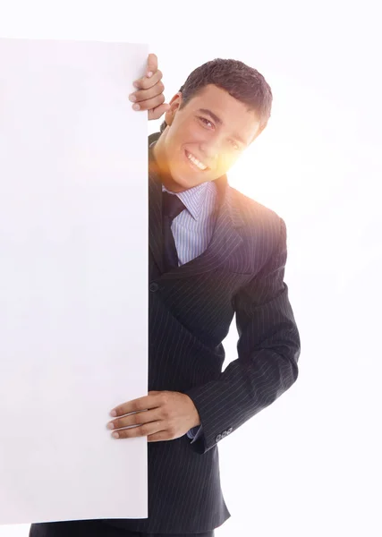 Молодой бизнесмен держит пустую доску — стоковое фото