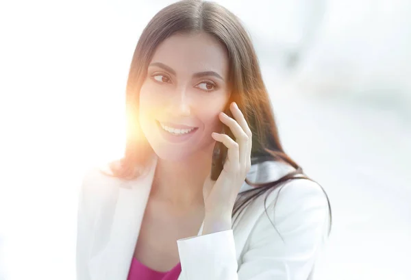 Señora de los negocios hablando en smartphone — Foto de Stock