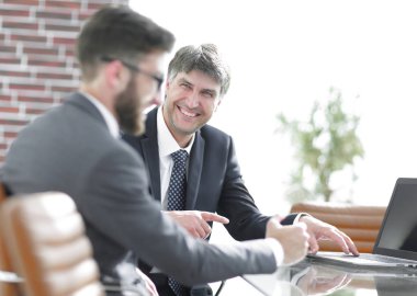 Bir meslektaşım konuşurken bir üst düzey yönetici Close-Up.