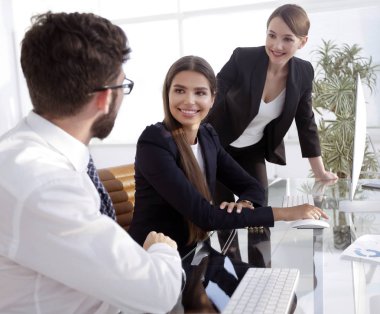 portre. iş takım tartışıyor