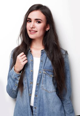 Beyaz arka planda izole genç öğrenci