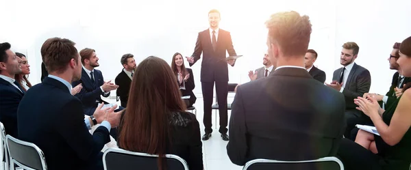 Coach lidera a sessão com a equipe de negócios . — Fotografia de Stock