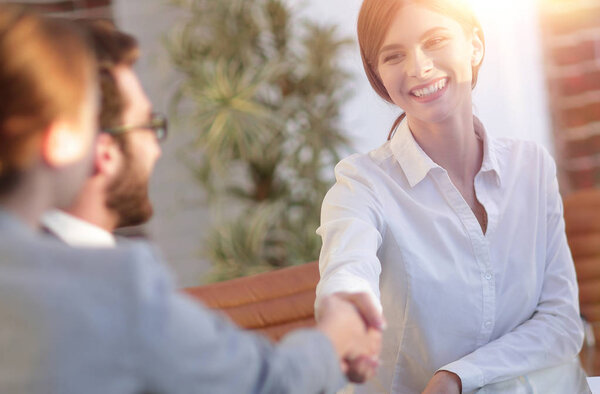 деловая женщина здоровается с работником рукопожатием
,