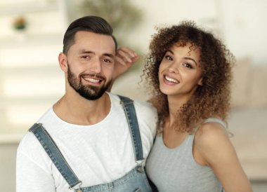 Yeni bir evde duran mutlu genç insanlar