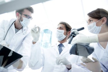 genç bilim adamları mikroskop ve test tüpleri ile çalışma