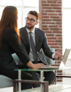 Coworking, yeni başlangıç fikir gösteren yaratıcı Yöneticisi