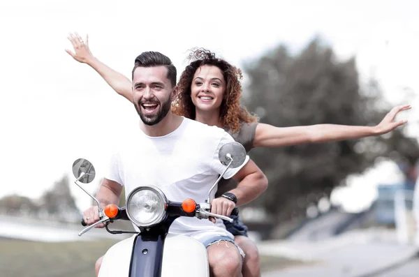 Pareja feliz conduciendo scooter emocionado en vacaciones de verano —  Fotos de Stock