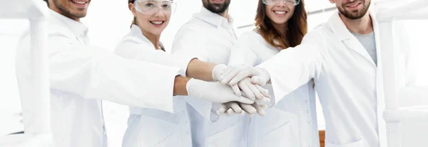 Equipe criativa de jovens cientistas . — Fotografia de Stock