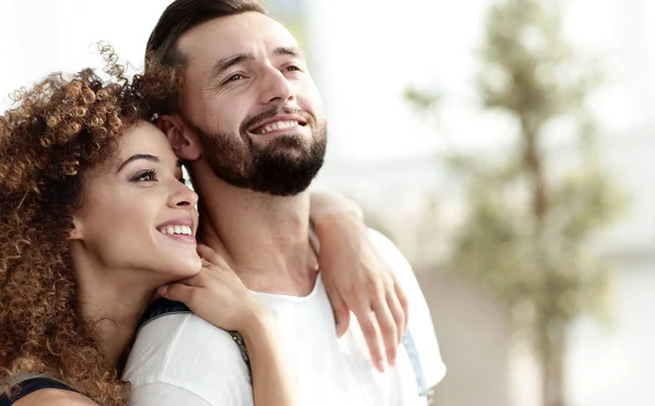 Retrato de um casal amoroso em um novo apartamento . — Fotografia de Stock