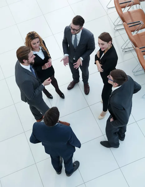 Equipo de negocios hablando en la oficina . —  Fotos de Stock