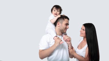 beyaz zemin üzerinde mutlu bir aile