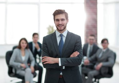 Ofisteki başarılı iş adamı bir gruba liderlik ediyor.