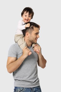 Beyaz bir arka plan üzerinde mutlu bir aile. Anne, baba ve oğul