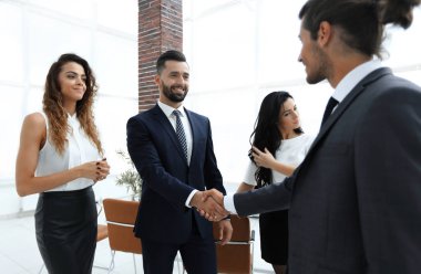 karşılıklı iş adamları ofis ve arka plan üzerinde