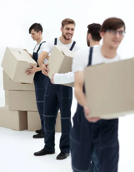 Homens entregando caixa isolada no branco . — Fotografia de Stock