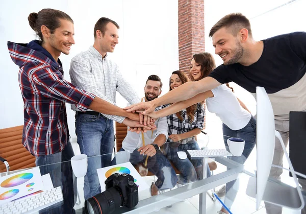 Equipo de diseñadores muestra su éxito — Foto de Stock