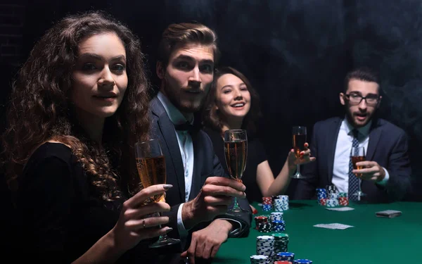 Pokerspelare Sitter Vid Ett Bord Casino Photo Med Kopia Utrymme — Stockfoto